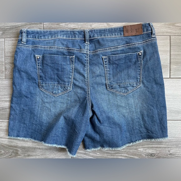 S&P Standards & Practices | Women’s Jean Shorts, Longer Length, Size 32••• - Picture 3 of 11